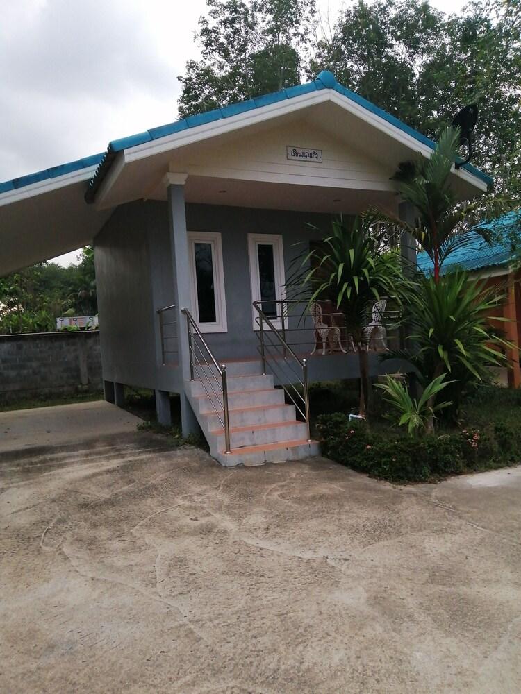 Oyo 75515 Sairung Farmstay Krabi town Екстериор снимка